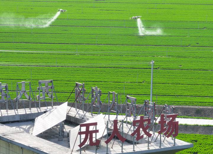 2024年3月19日，在安徽省亳州市譙城區(qū)趙橋鄉(xiāng)雙樓村的無人農(nóng)場，農(nóng)業(yè)無人機(jī)按照事先設(shè)定好的線路進(jìn)行作業(yè)（無人機(jī)照片）。新華社記者 杜宇 攝