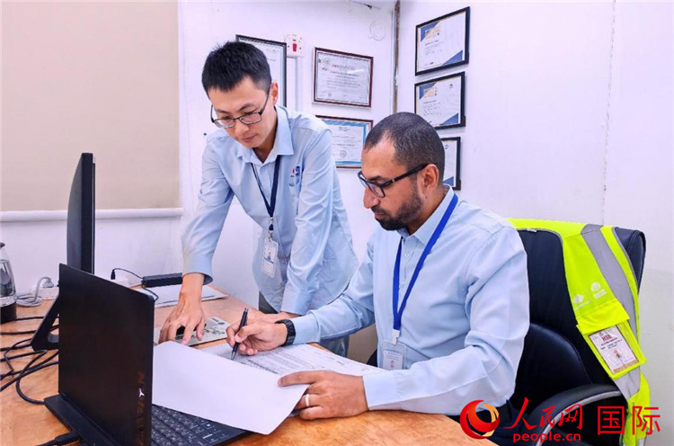 中外員工共同跟進項目進展。人民網(wǎng)記者 管克江攝
