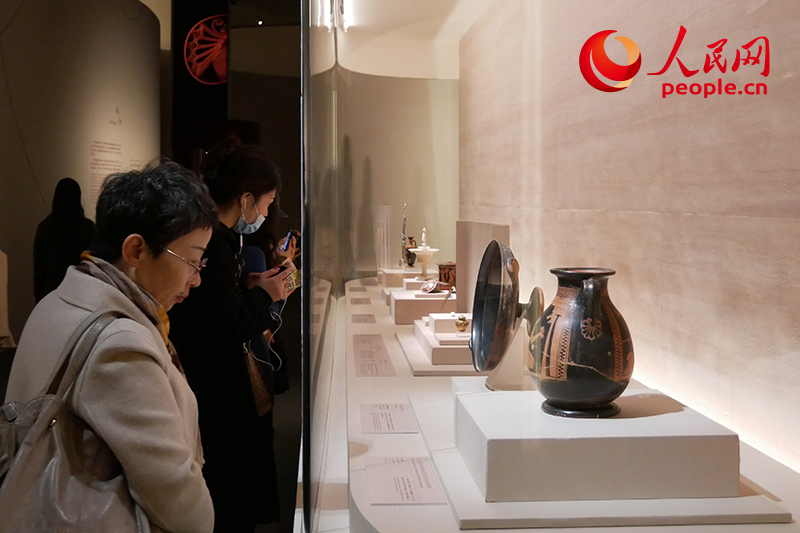 11月13日，觀眾正在國博參觀“美的多元——古希臘的藝術(shù)與生活”展。人民網(wǎng)記者 韋衍行攝