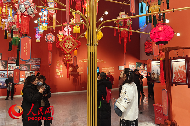 12月21日，觀眾正在參觀“過年——春節(jié)主題展”。人民網(wǎng)記者 韋衍行攝