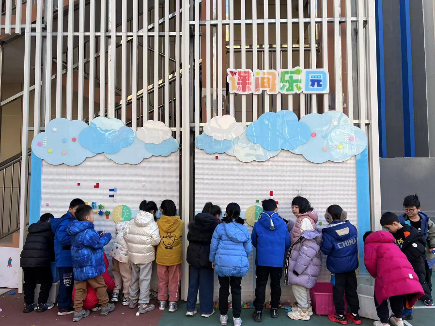 學(xué)生們?cè)谡n間樂園玩拼圖。人民網(wǎng) 白炅攝