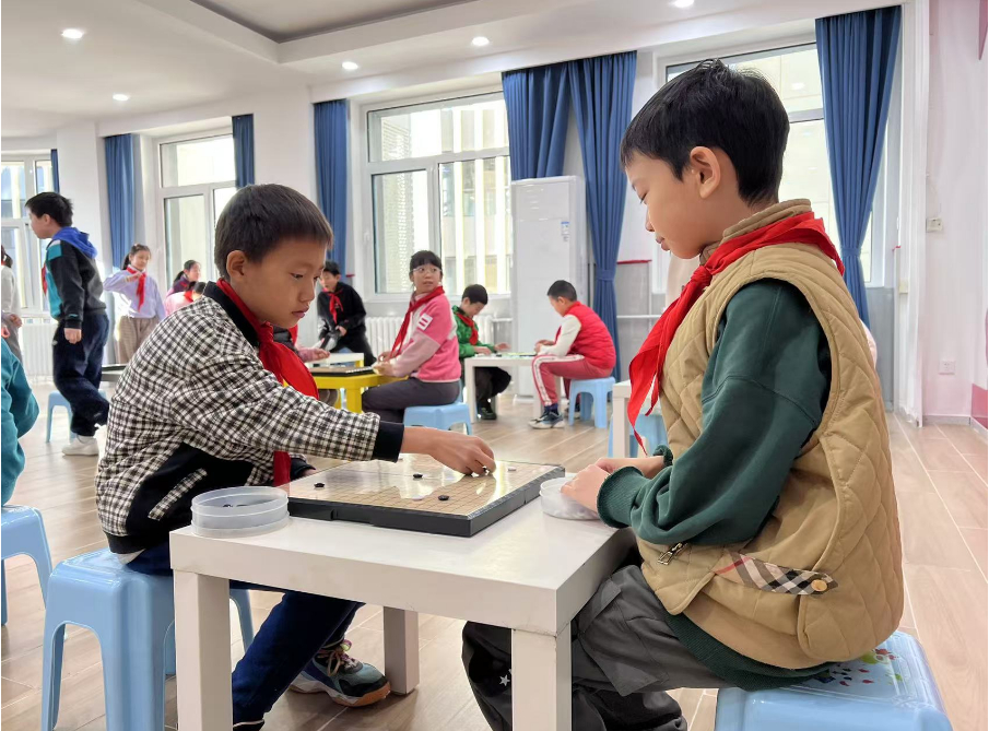 學(xué)生們?cè)谏傧汝?duì)大廳下圍棋。人民網(wǎng) 白炅攝