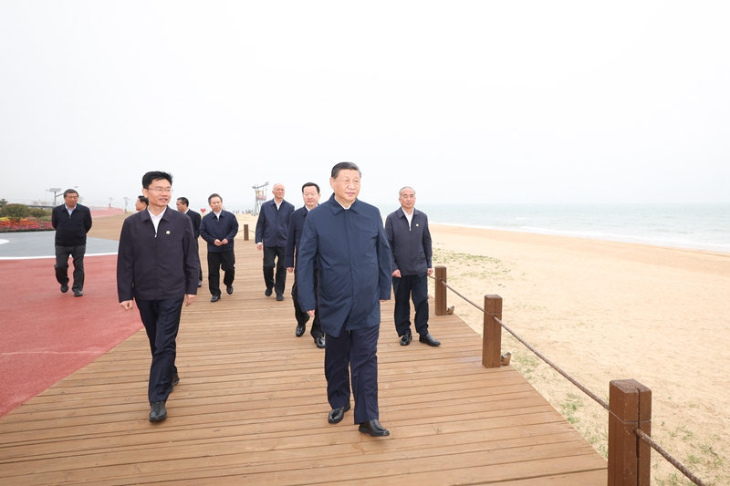 2024年5月22日，習(xí)近平總書記在山東日照陽(yáng)光海岸綠道考察。