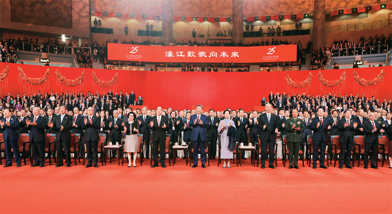 2024年12月19日晚，慶祝澳門(mén)回歸祖國(guó)25周年文藝晚會(huì)在澳門(mén)東亞運(yùn)動(dòng)會(huì)體育館舉行。中共中央總書(shū)記、國(guó)家主席、中央軍委主席習(xí)近平觀看演出。晚會(huì)最后，習(xí)近平同全場(chǎng)觀眾一起高唱《歌唱祖國(guó)》。 新華社記者 丁林/攝