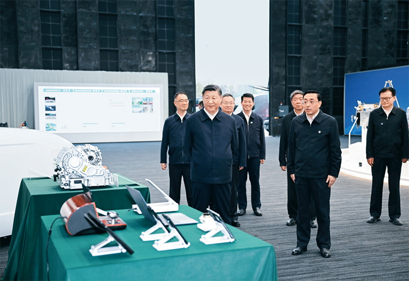 2024年10月17日至18日，中共中央總書(shū)記、國(guó)家主席、中央軍委主席習(xí)近平在安徽考察。這是17日下午，習(xí)近平在合肥濱湖科學(xué)城察看安徽省重大科技創(chuàng)新成果集中展示。 新華社記者 謝環(huán)馳/攝