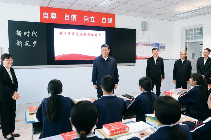 2024年6月18日至19日，中共中央總書(shū)記、國(guó)家主席、中央軍委主席習(xí)近平在青?？疾臁＿@是18日下午，習(xí)近平在果洛西寧民族中學(xué)高一（1）班觀摩“新時(shí)代、新家鄉(xiāng)”主題思政課。 新華社記者 鞠鵬/攝