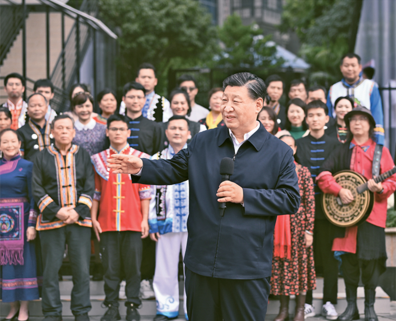 2023年12月14日至15日，中共中央總書(shū)記、國(guó)家主席、中央軍委主席習(xí)近平在廣西考察。這是14日上午，習(xí)近平在南寧市良慶區(qū)蟠龍社區(qū)考察時(shí)，同社區(qū)各族群眾親切交流。 新華社記者 燕雁/攝