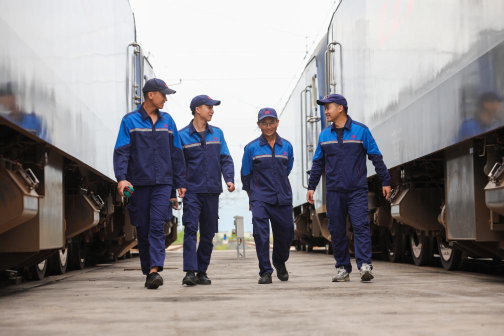 2024年9月9日，來自中國、老撾的師徒4人在中老鐵路萬象運營管理中心的機車檢修庫內(nèi)。新華社發(fā)（楊永全攝）