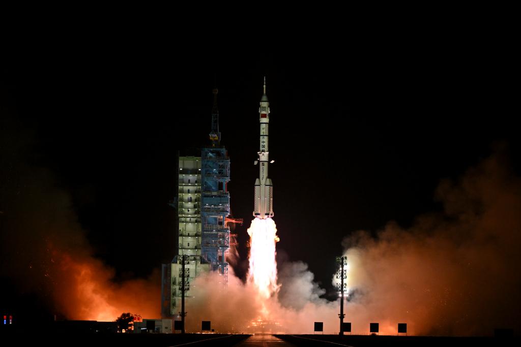 2024年10月30日，搭載神舟十九號載人飛船的長征二號F遙十九運載火箭在酒泉衛(wèi)星發(fā)射中心點火發(fā)射。新華社記者李鑫攝