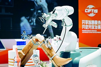 2024年中國國際服務(wù)貿(mào)易交易會上展出的人工智能骨科手術(shù)機器人。新華社發(fā)