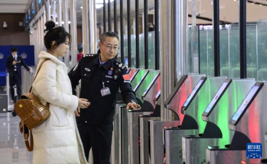 1月2日，大興機(jī)場邊檢站警察指導(dǎo)旅客使用自助出境設(shè)備。新華社記者 李欣 攝