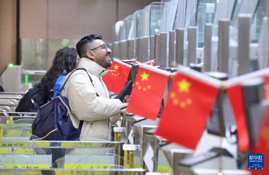 1月2日，國外旅客通過大興機(jī)場邊檢站入境。新華社記者 李欣 攝