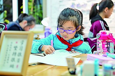 在河南洛陽市澗西區(qū)長安路街道長安路二社區(qū)共享自習(xí)室內(nèi)，孩子們在學(xué)習(xí)。李衛(wèi)超攝/光明圖片
