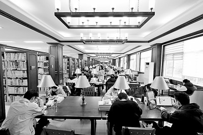 重慶大學(xué)圖書館，大學(xué)生們正在讀書學(xué)習(xí)。孫凱芳攝/光明圖片