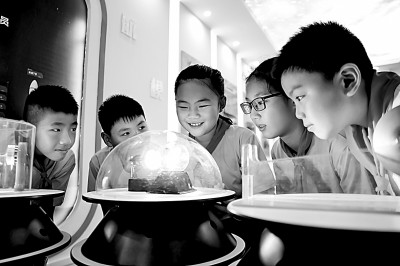 江西省南昌市青云客航天科創(chuàng)空間青少年科普館，孩子們?cè)谟^察光壓傳動(dòng)試驗(yàn)。鮑贛生攝/光明圖片