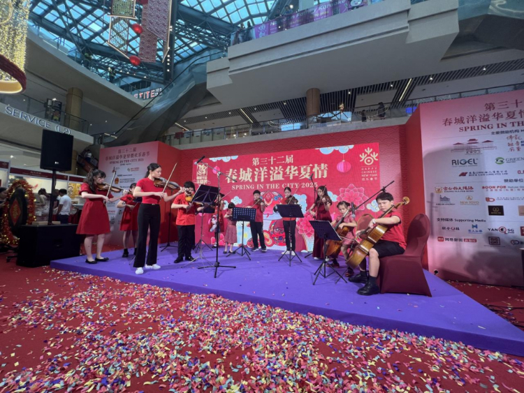 來自中國和新加坡的藝術(shù)團體聯(lián)袂表演了歌舞、器樂、武術(shù)、雜技等多種形式的文藝節(jié)目?；顒又鬓k方供圖