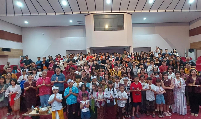出席活動的師生與嘉賓合影。巴陵康孔子學(xué)院供圖