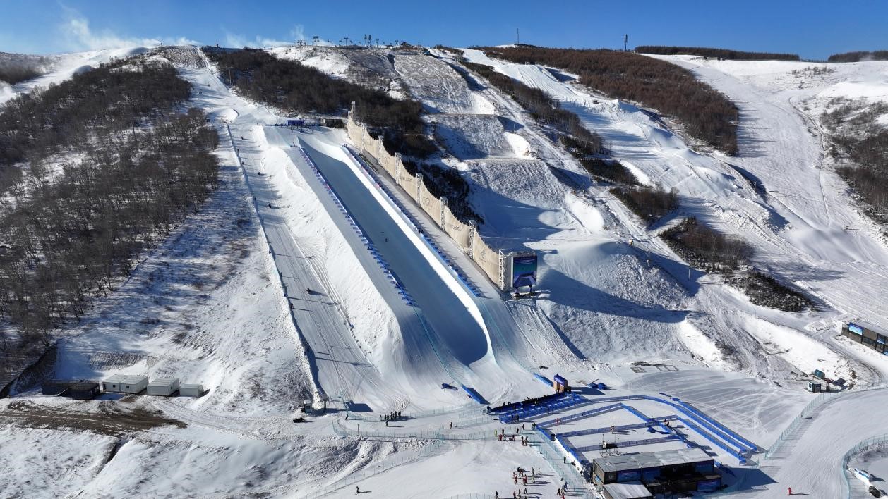 2024-2025賽季國際雪聯(lián)自由式滑雪和單板滑雪U型場(chǎng)地技巧世界杯比賽場(chǎng)地。人民網(wǎng)記者 李兆民攝