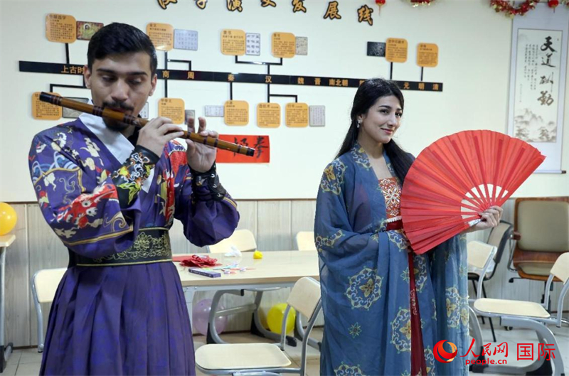 薩拉赫丁大學中文系學生們展示才藝。人民網(wǎng)伊納斯·易卜拉欣攝