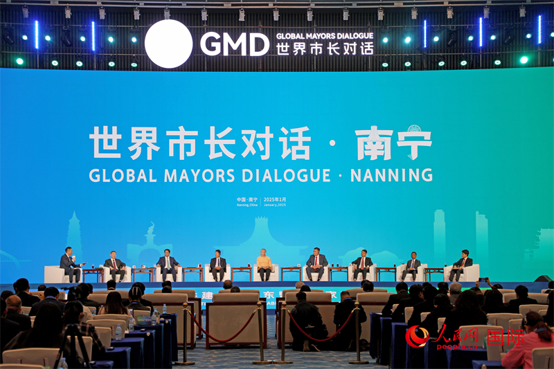 “世界市長對話·南寧”活動(dòng)現(xiàn)場，中國和東盟國家多位市長或代表參加座談分享。人民網(wǎng)記者 趙益普攝