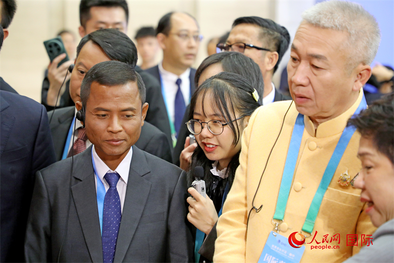 東盟國家市長在觀看、體驗(yàn)?zāi)蠈幏沁z展示。人民網(wǎng)記者 趙益普攝