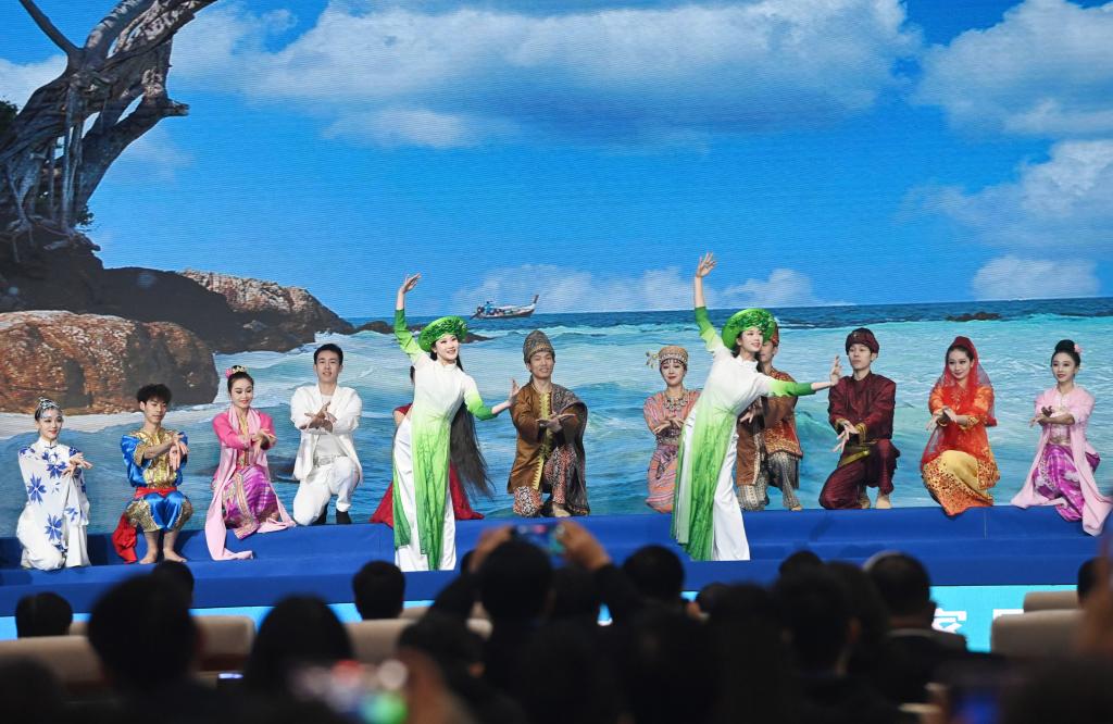 這是1月16日，在南寧國際會展中心，演員在“世界市長對話·南寧”活動間隙表演節(jié)目。新華社記者 陸波岸 攝