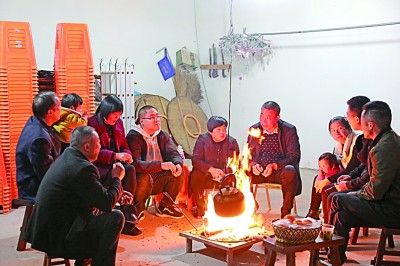 為討論蜜梨產(chǎn)業(yè)發(fā)展事宜，鸕鳥鎮(zhèn)開展“圍爐夜話”。資料圖片