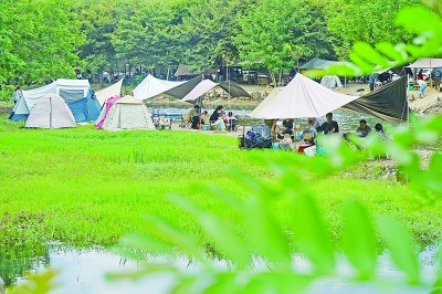 徑山鎮(zhèn)一家露營(yíng)基地迎來眾多游客。新華社發(fā)