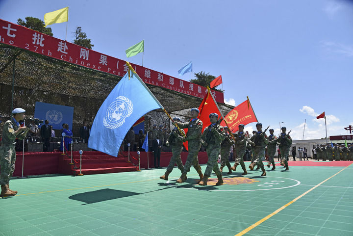 2024年4月9日，在剛果（金）南基伍省布卡武市的中國半島營區(qū)，中國第27批赴剛果（金）維和部隊官兵被授予聯(lián)合國“和平勛章”。新華社發(fā)（中國第27批赴剛果（金）維和部隊供圖）