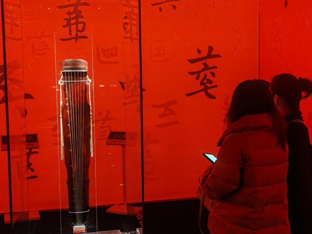 近日，在浙江省博物館之江館區(qū)，故宮博物館收藏的唐“大圣遺音”琴在“‘故宮·茶世界’觀茶——茶文化精品展”展出。新華社記者 馮源 攝
