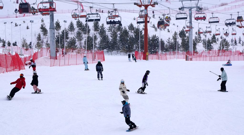 2025年1月8日，滑雪愛好者在新疆阿勒泰市將軍山滑雪場的雪道上滑行。新華社記者 張嘯誠 攝