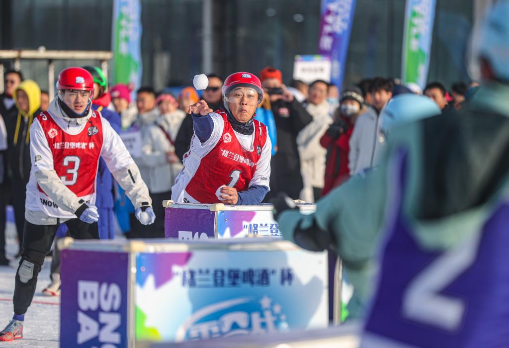 2024年12月30日，選手在“2024—2025遼寧省全民雪合戰(zhàn)冠軍賽”中“打雪仗”。新華社記者 潘昱龍 攝
