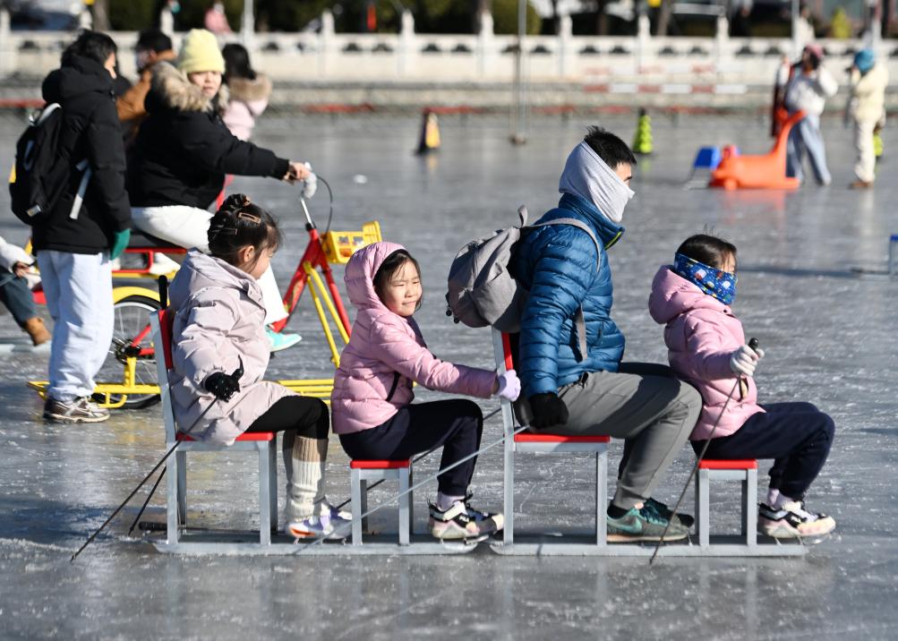 2025年1月19日，在北京什剎海冰場(chǎng)，小朋友和家長(zhǎng)一起體驗(yàn)冰上運(yùn)動(dòng)。新華社記者 張晨霖 攝