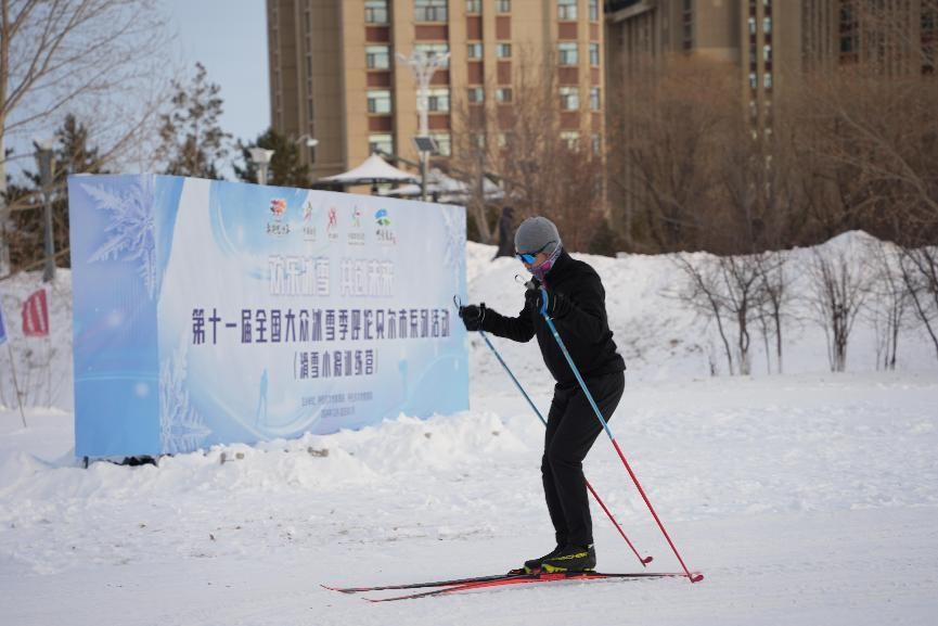 在呼倫貝爾，滑雪愛(ài)好者在城市越野滑雪公園內(nèi)滑雪。人民網(wǎng)記者 苗陽(yáng)攝