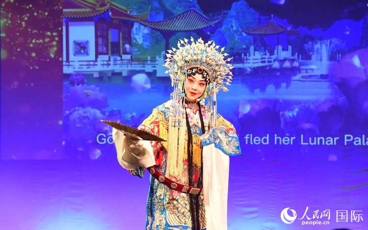 京劇經(jīng)典選段《貴妃醉酒》。人民網(wǎng)記者 殷淼攝