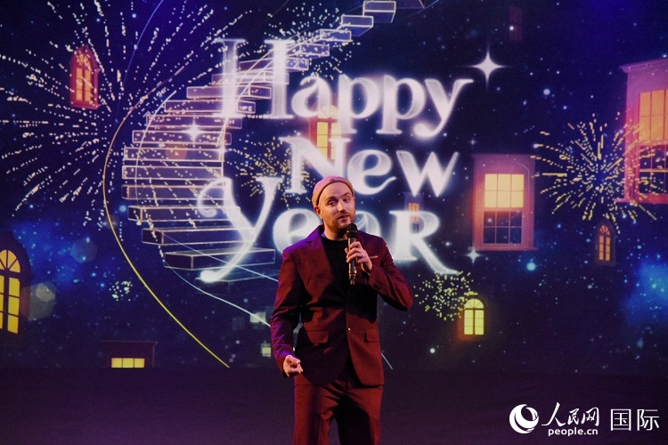 瑞典籍歌手天木演唱歌曲《Happy New Year》。人民網(wǎng)記者 殷淼攝