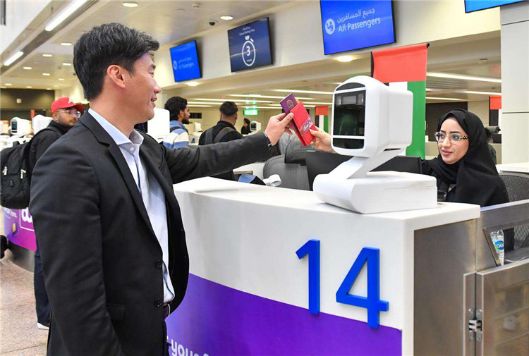 1月22日，迪拜免稅店聯(lián)合迪拜移民局向入境中國(guó)旅客贈(zèng)送新年賀禮。迪拜移民局供圖