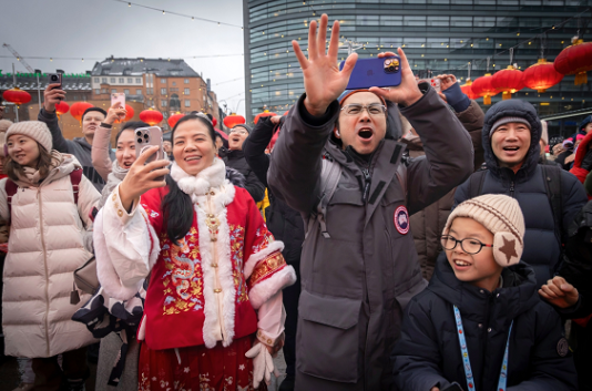 當?shù)厝A僑華人踴躍體驗中國廟會。中國駐芬蘭大使館供圖