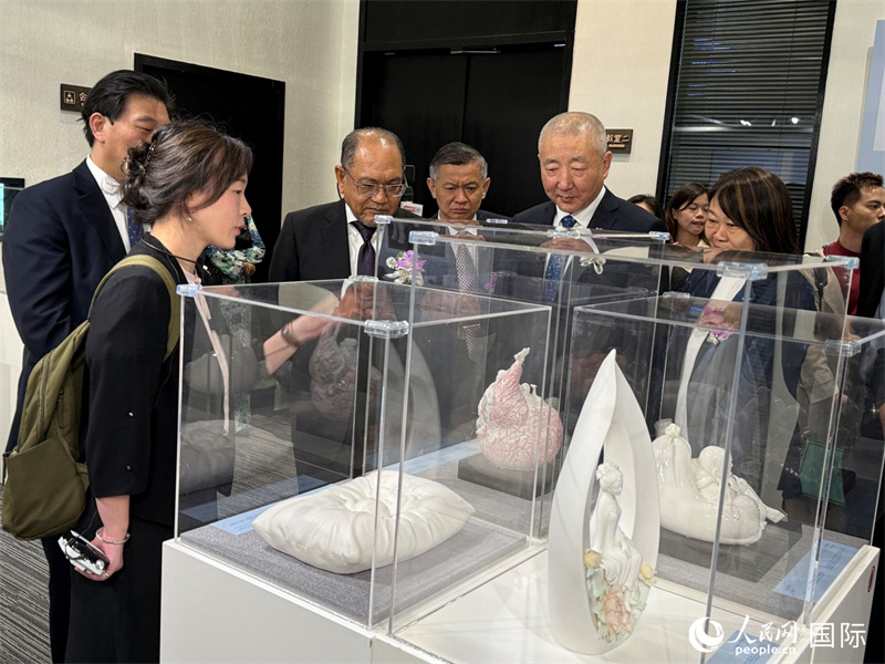 嘉賓在參觀展覽。 人民網記者 章念生攝