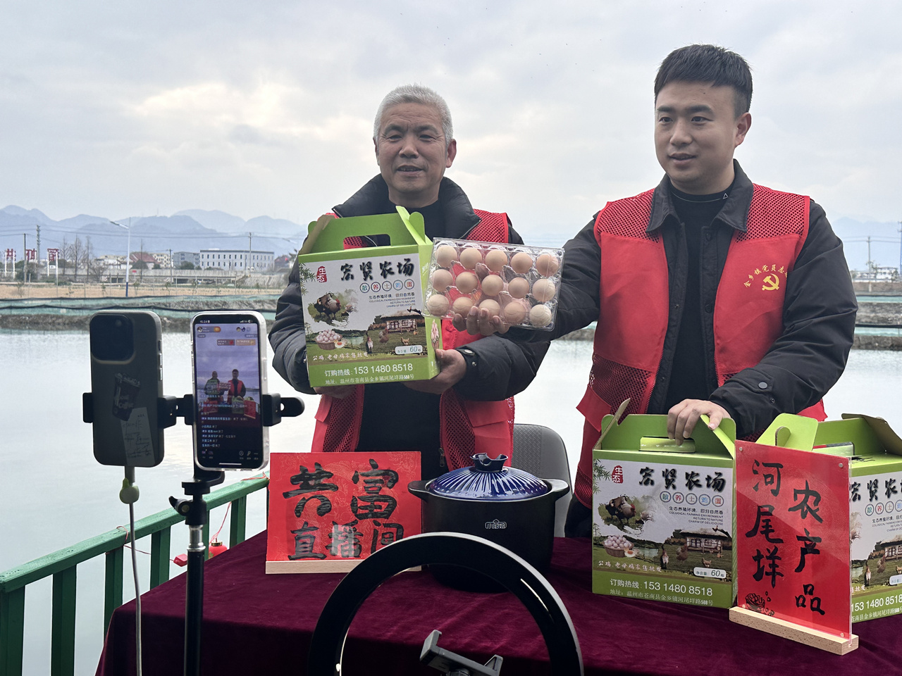 在蒼南金鄉(xiāng)鎮(zhèn)，永興、半浹連、河尾垟?shù)犬?dāng)年受災(zāi)的臨近村落，正連片建設(shè)美麗江南水鄉(xiāng)新景。圖為河尾垟村設(shè)在河邊的“共富直播間”。金鄉(xiāng)鎮(zhèn) 供圖