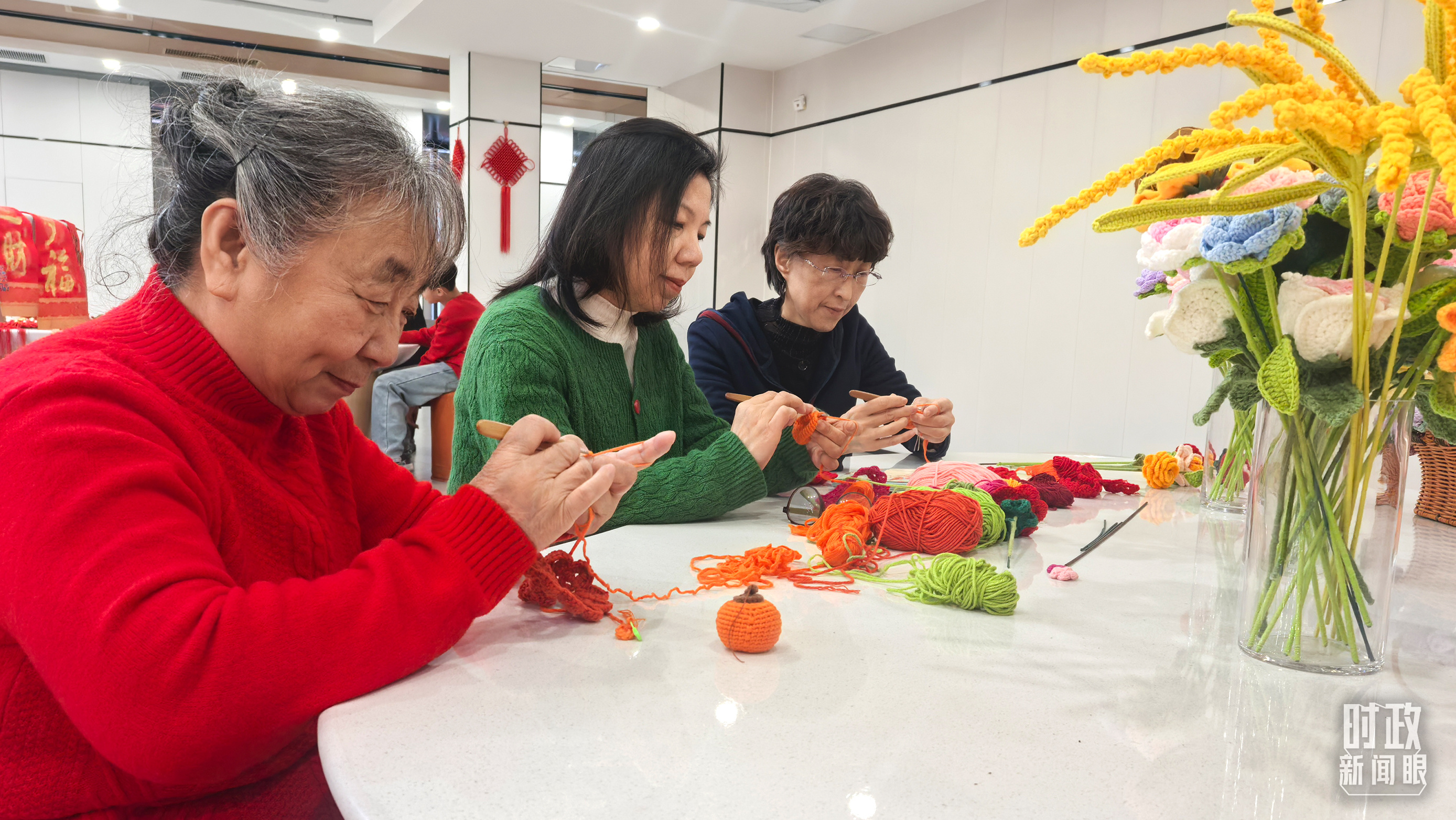 長安社區(qū)黨群服務(wù)中心里，居民們正在制作手工藝品。（總臺央視記者鐘銳拍攝）