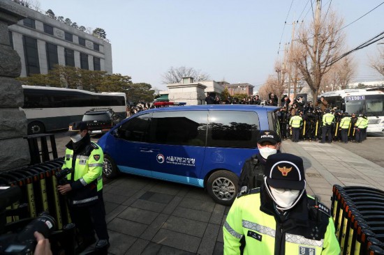  1月21日，尹錫悅乘坐的車輛進入韓國首爾的憲法法院。新華社記者姚琪琳攝