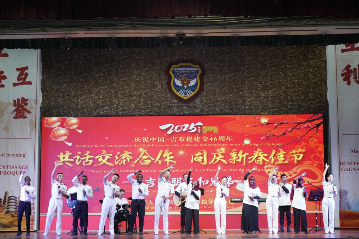 中吉兩國嘉賓合唱《友誼地久天長》。主辦方供圖