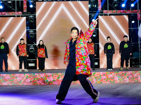 健身教練劉畊宏耐心帶領(lǐng)現(xiàn)場(chǎng)以及線上的朋友們進(jìn)行熱身。人民網(wǎng)記者 許維娜攝