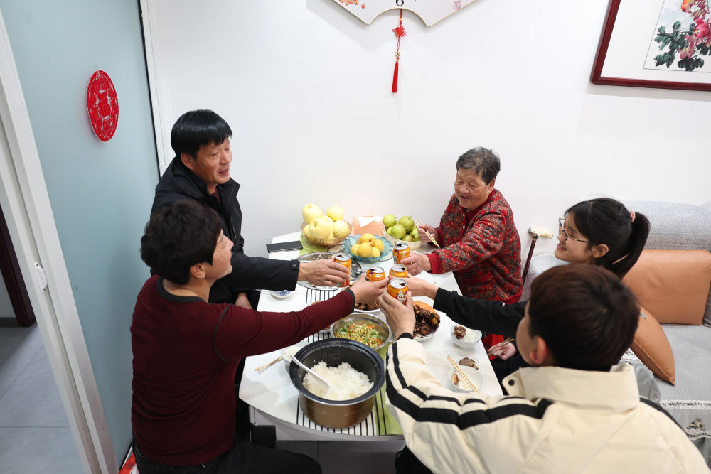 2025年1月22日，遼寧省葫蘆島市綏中縣祝家溝村村民朱西存一家在新房里。新華社記者姚劍鋒 攝