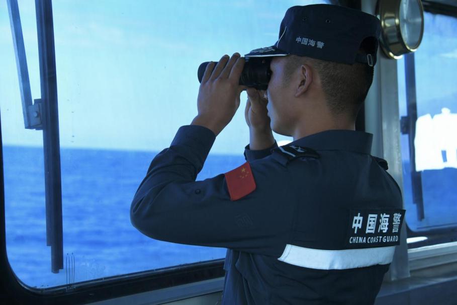 1月27日，中國(guó)海警海鷗艦執(zhí)法員在巡航期間執(zhí)勤瞭望。