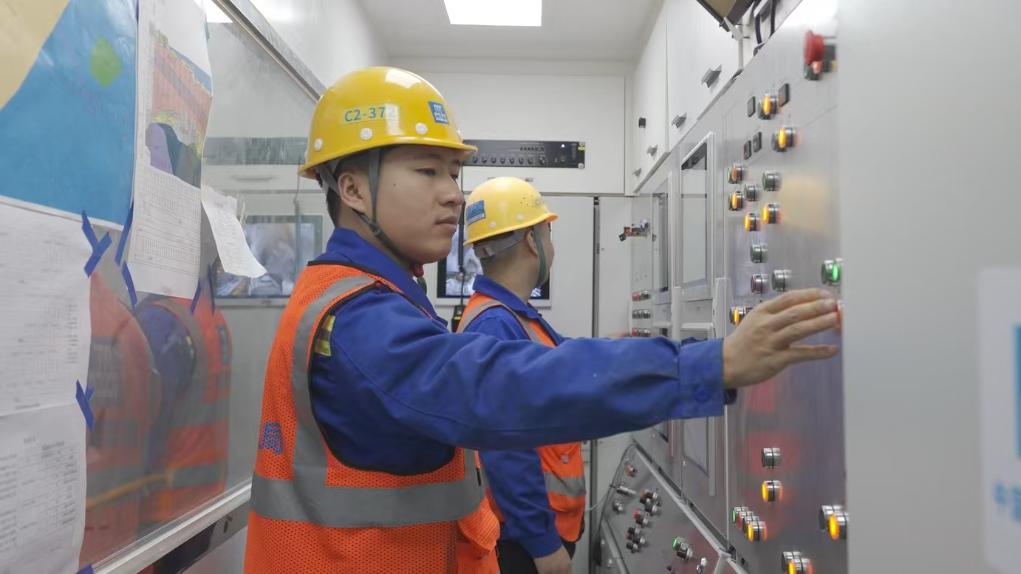 盾構(gòu)司機(jī)何曉波在駕駛室內(nèi)調(diào)試盾構(gòu)機(jī)參數(shù)。（劉芬攝）