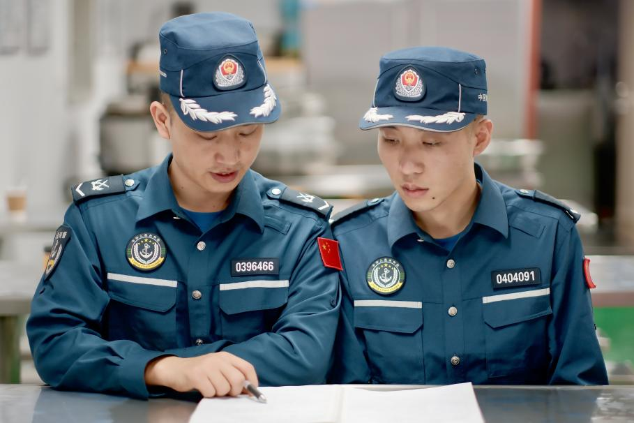 1月27日，中國(guó)海警海鷗艦執(zhí)法員研習(xí)設(shè)備維修保養(yǎng)案例。