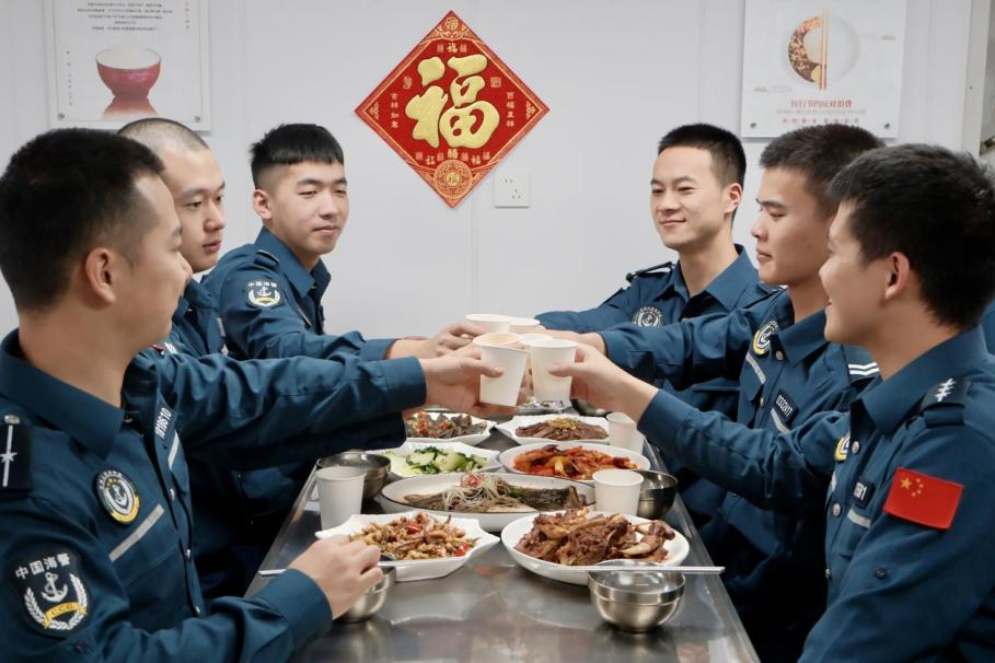 1月28日，在中國(guó)海警海鷗艦上，執(zhí)法員們聚餐慶祝農(nóng)歷春節(jié)。