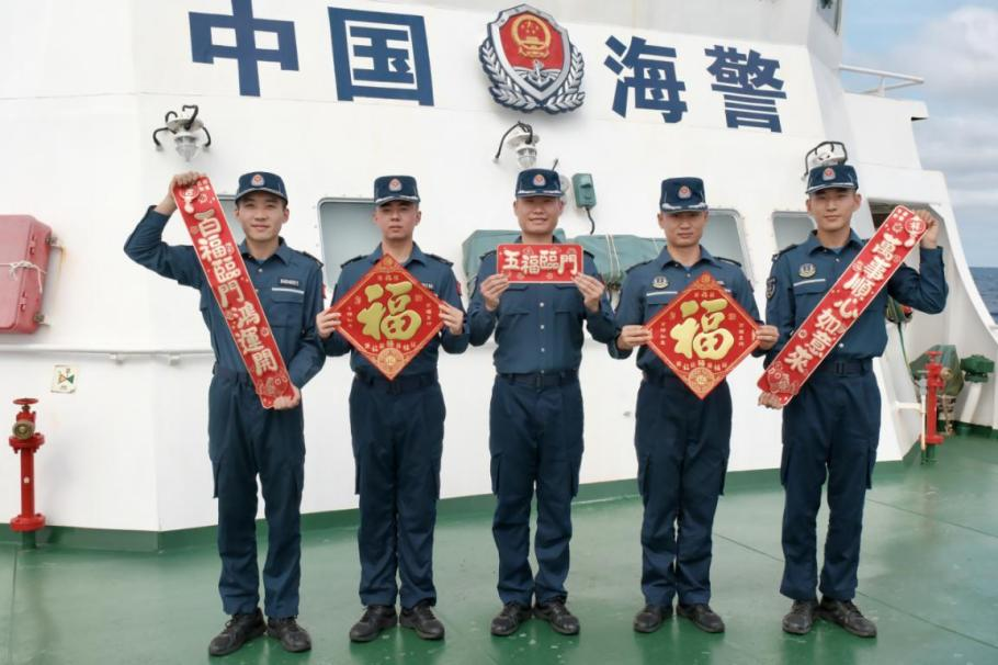 1月27日，中國(guó)海警海鷗艦執(zhí)法員們展示春聯(lián)福字，慶祝農(nóng)歷春節(jié)。